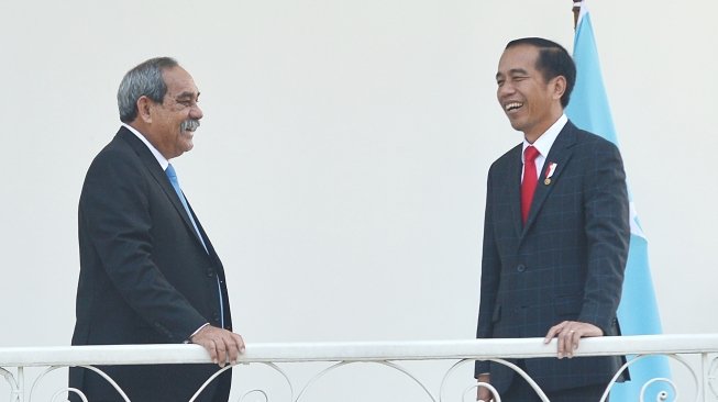 Presiden Joko Widodo berbincang dengan Presiden Federasi Serikat Micronesia Peter M Christian ketika menerima kunjungan kenegaraan di Istana Bogor, Rabu (18/7). Kunjungan kenegaraan perdana Presiden Federasi Serikat Micronesia tersebut untuk meningkatkan hubungan bilateral kedua negara seperti di bidang pendidikan, perdagangan serta melakukan perjanjian bebas visa bagi diplomat dan dinas. ANTARA FOTO/Wahyu Putro A