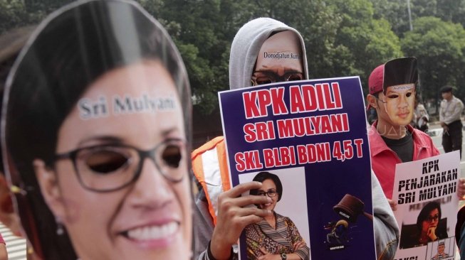 Sejumlah pengunjuk rasa dari Front Rakyat Anti Korupsi melakukan aksi unjuk rasa di depan Gedung KPK, Jakarta, Rabu (18/7). Dalam aksinya mereka mendesak KPK untuk menyelesaiakan  kasus Bantuan Likuiditas Bank Indonesia (BLBI) dan cepat menangkap yang terlibat kasus mega korupsi tersebut. [suara.com/Muhaimin A Untung]

