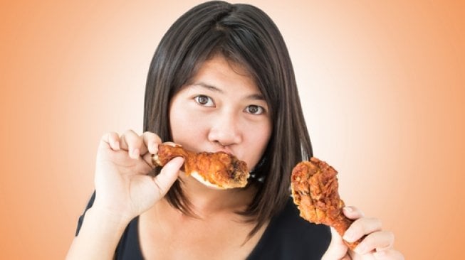 Makan ayam goreng. (Shutterstock)