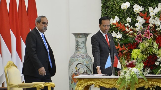 Presiden Joko Widodo berbincang dengan Presiden Federasi Serikat Micronesia Peter M Christian ketika menerima kunjungan kenegaraan di Istana Bogor, Rabu (18/7). Kunjungan kenegaraan perdana Presiden Federasi Serikat Micronesia tersebut untuk meningkatkan hubungan bilateral kedua negara seperti di bidang pendidikan, perdagangan serta melakukan perjanjian bebas visa bagi diplomat dan dinas. ANTARA FOTO/Wahyu Putro A