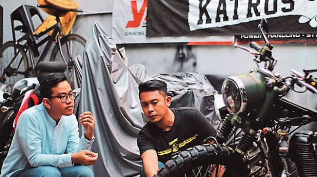 Penuh perhatian, Gilang Rakabuming Raka menyimak ubahan atas Royal Enfield 500 miliknya [Sumber: Instagram].