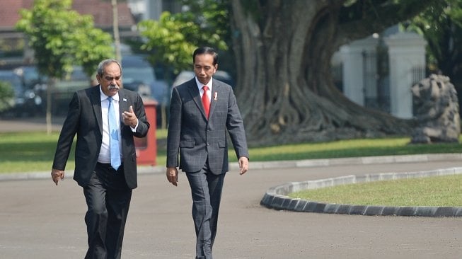 Presiden Joko Widodo berbincang dengan Presiden Federasi Serikat Micronesia Peter M Christian ketika menerima kunjungan kenegaraan di Istana Bogor, Rabu (18/7). Kunjungan kenegaraan perdana Presiden Federasi Serikat Micronesia tersebut untuk meningkatkan hubungan bilateral kedua negara seperti di bidang pendidikan, perdagangan serta melakukan perjanjian bebas visa bagi diplomat dan dinas. ANTARA FOTO/Wahyu Putro A