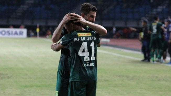 Pemain Persebaya Surabaya Irfan Jaya, melakukan selebrasi setelah mencetak gol ke gawang PSMS Medan. (Suara.com/Dimas Angga P) 