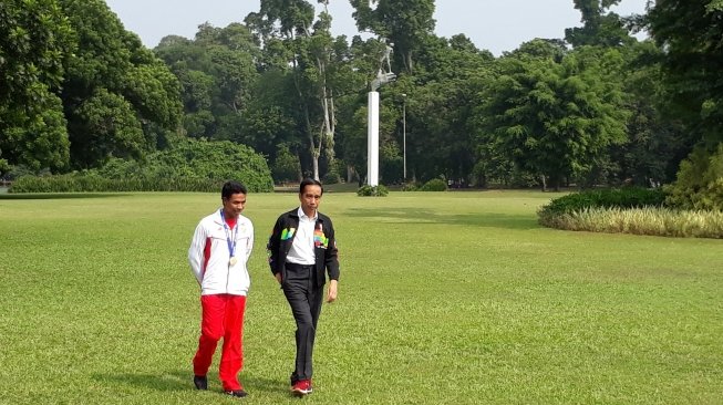 Sang atlet menjelaskan soal sprinter-sprinter senior se-Asia kepada Presiden di halaman seputaran Istana Bogor [Suara.com/Dwi Bowo Raharjo].