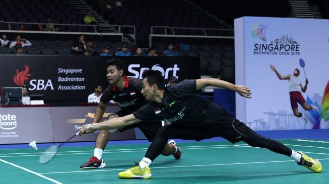 Pasangan ganda putra Indonesia, Angga Pratama/Rian Agung Saputro, melaju ke perempat final Singapore Open 2018 usai menaklukkan wakil Malaysia, Aaron Chia/Wooi Yik Soh, Kamis (19/7). [Humas PBSI]