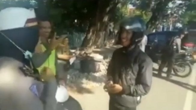 Unik! Takut Ditilang, Pengendara Motor Ini Malah Nyanyi Korea