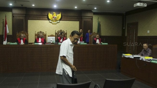 Mantan Wakil Presiden Boediono bersaksi dalam sidang lanjutan kasus korupsi pemberian Surat Keterangan Lunas (SKL) Bantuan Likuiditas Bank Indonesia (BLBI) dengan terdakwa Syafruddin Arsyad Temenggung di Pengadilan Tipikor, Jakarta, Kamis (19/7). Sidang tersebut beragendakan pemeriksaan saksi dari JPU KPK. [suara.com/Muhaimin A Untung]