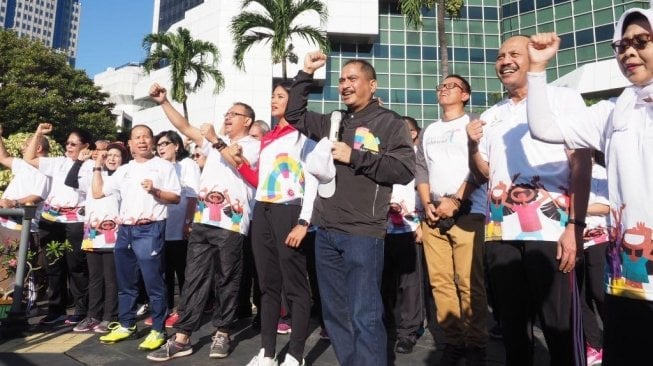 Menteri Pariwisata, Arief Yahya dan pembawa api obor Asian Games 2018. (Dok: Kemenpar)