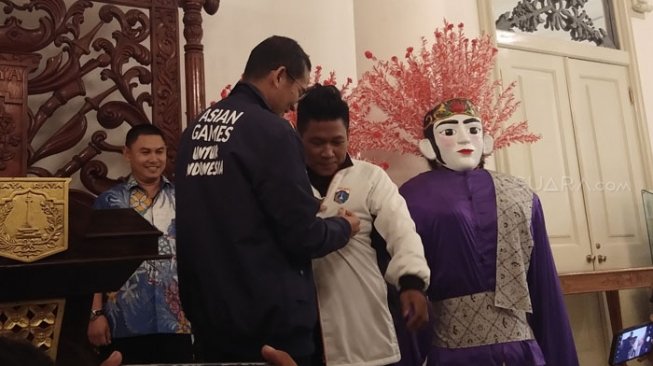 Berikan Jaket Asian Games 2018 ke Tamran, Sandiaga: No Pencitraan