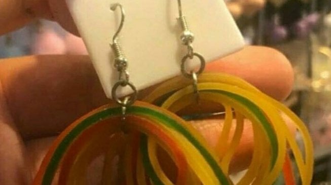 Unik! Karet Gelang Disulap Jadi Anting, Begini Penampakannya