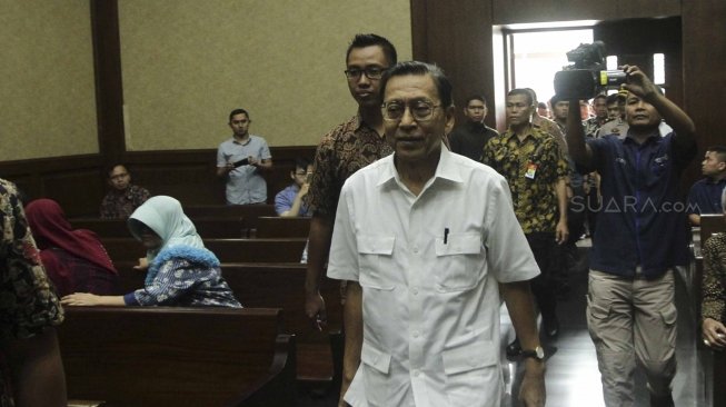 Mantan Wakil Presiden Boediono bersaksi dalam sidang lanjutan kasus korupsi pemberian Surat Keterangan Lunas (SKL) Bantuan Likuiditas Bank Indonesia (BLBI) dengan terdakwa Syafruddin Arsyad Temenggung di Pengadilan Tipikor, Jakarta, Kamis (19/7). Sidang tersebut beragendakan pemeriksaan saksi dari JPU KPK. [suara.com/Muhaimin A Untung]