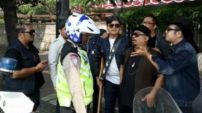 Wong Pitoe sempat didatangi petugas saat syuting video klip "Dialah Dia". (Istimewa)