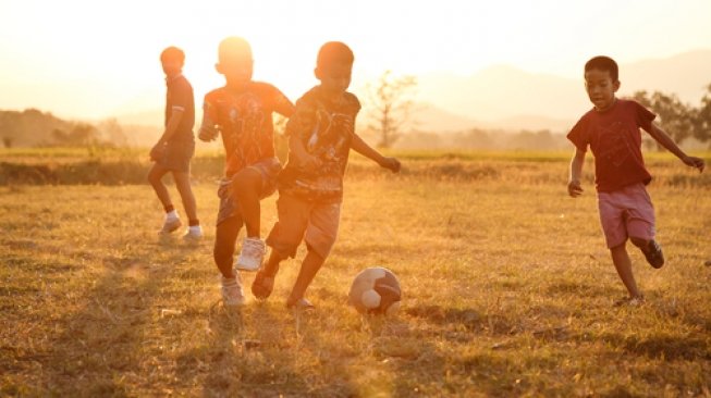 Ilustrasi anak aktif dengan kegiatan latihan fisik seperti main sepak bola. (Shutterstock)