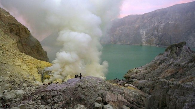 Kawah Ijen dan Blue Flame Sambut Obor Asian Games di Banyuwangi