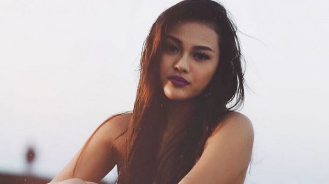 Aurel Hermansyah tampil cantik dan sensual mengenakan bikini di sebuah pantai di Bali. (Instagram)