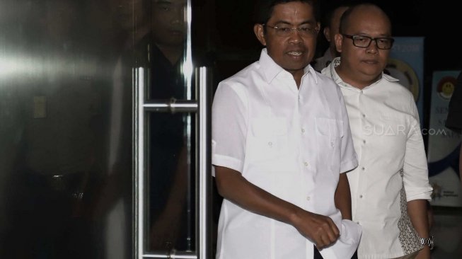 Menteri Sosial Idrus Marham menjawab pertanyaan awak media seusai menjalani pemeriksaan di gedung KPK, Jakarta, Kamis (19/7). Mantan Sekjen Partai Golkar tersebut diperiksa sebagai saksi untuk tersangka Johannes Budisutrisno Kotjo terkait kasus dugaan suap kesepakatan kontrak kerja sama pembangunan PLTU Riau-1. [suara.com/Muhaimin A Untung]