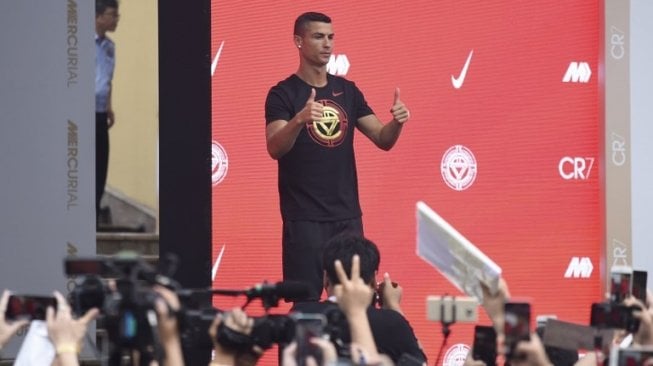 Bintang asal Portugal Cristiano Ronaldo menyapa para penggemarnya di Beijing. WANG ZHAO / AFP