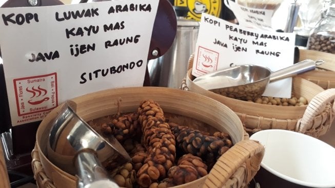 Kopi Java Ijen Raung yang dihasilkan Kelompok Petani Kopi Jawa Timur di Festival Kopi Nusantara yang digelar di Bentara Budaya Jakarta, Palmerah, Jakarta Selatan, 19-22 Juli 2018. (Suara.com/Firsta Nodia)