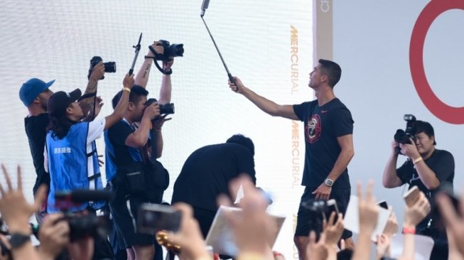 Bintang asal Portugal Cristiano Ronaldo berswafoto bersama para penggemarnya di Beijing. WANG ZHAO / AFP