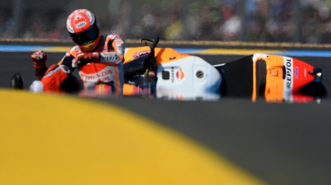 Pebalap Repsol Honda, Marc Marquez, terjatuh saat latihan bebas MotoGP Prancis di Sirkuit Le Mans, 19 Mei 2018. [AFP/Jean-Francois Monier]