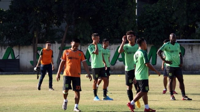 Para pemain Persebaya Surabaya menjalani latihan. [Suara.com/Dimas Angga P]