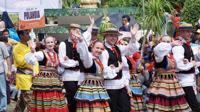 Parade Budaya Internasional Erau Adat Kutai dan International Folk Art Festival (EIFAF) 2018. (Dok: Kemenpar)