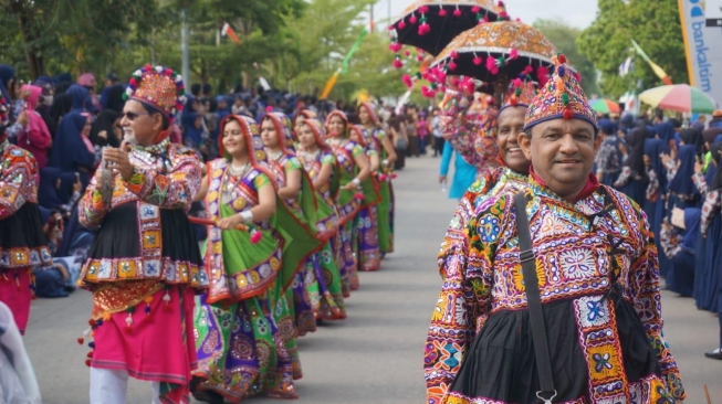 Parade Budaya Internasional Erau Adat Kutai dan International Folk Art Festival (EIFAF) 2018. (Dok: Kemenpar)