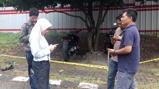 Security Perumahan Griya Tugu Asri, Depok, Haris menjelaskan terbakarnya mobil milik Neno Warisman kepada awak media, Sabtu (21/7/2018). [Suara.com/Supriyadi]