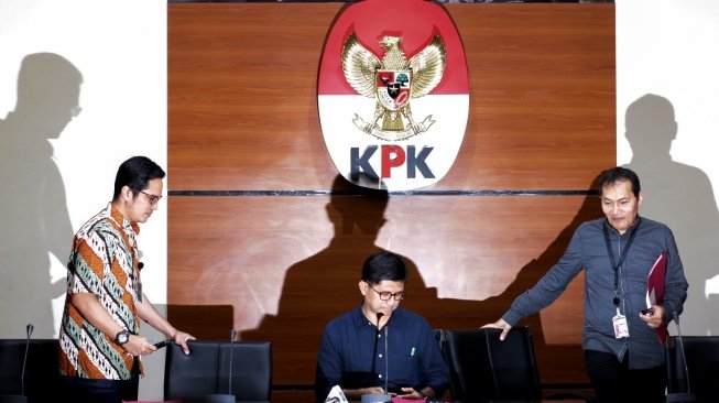 Wakil Ketua KPK Laode M Syarif dan Saut Situmorang, bersama Juru Bicara KPK Febri Diansyah, saat bersiap memberikan keterangan perihal operasi tangkap tangan (OTT) di Lapas Sukamiskin di Gedung KPK, Jakarta, Sabtu (21/7/2018). [Antara/Rivan Awal Lingga]