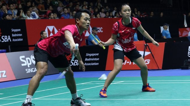 Pasangan ganda campuran Indonesia, Akbar Bintang Cahyono/Winny Oktavina Kandow, gagal menaklukkan seniornya, Tontowi Ahmad/Liliyana Natsir, di babak semifinal Singapore Open 2018, Sabtu (21/7). [Humas PBSI]