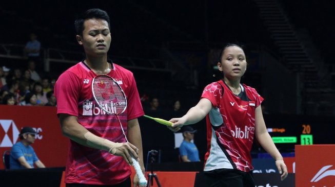 Pasangan ganda campuran Indonesia, Akbar Bintang Cahyono/Winny Oktavina Kandow, gagal menaklukkan seniornya, Tontowi Ahmad/Liliyana Natsir, di babak semifinal Singapore Open 2018, Sabtu (21/7). [Humas PBSI]