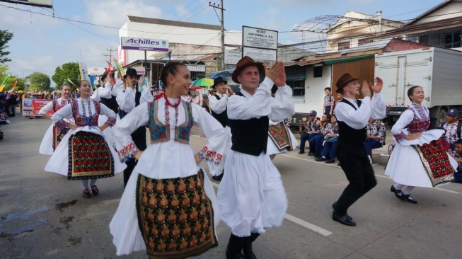 Parade Budaya Internasional Erau Adat Kutai dan International Folk Art Festival (EIFAF) 2018. (Dok: Kemenpar)