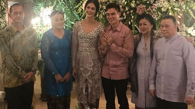 Acara pertunangan Baim Wong dan Paula Pervoeven. (Instagram)