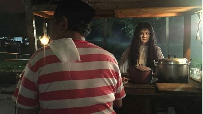 Luna Maya memerankan Suzzanna dalam film Suzzanna: Bernafas Dalam Kubur. (Instagram)