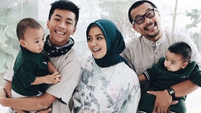 Enno Lerian bersama suami dan empat anaknya. (Instagram)