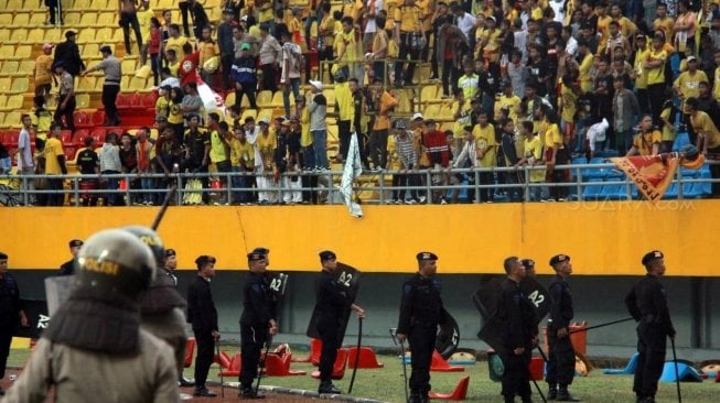 Suporter Sriwijaya mengamuk dan melempar kursi ke lapangan setelah tim kesayangannya dilibas Arema, 0-3, di Stadion Gelora Sriwijaya Jakabaring (GSJ), Sabtu (21/7/2018). [Suara.com/Andhiko Tungga Alam]