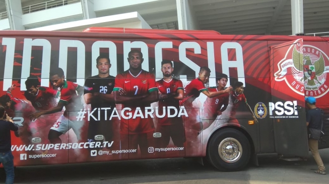 Bus baru Timnas Indonesia tersebut resmi diluncurkan di Stadion Utama Gelora Bung Karno, Minggu (22/7). (Suara.com/Arief Apriadi) 