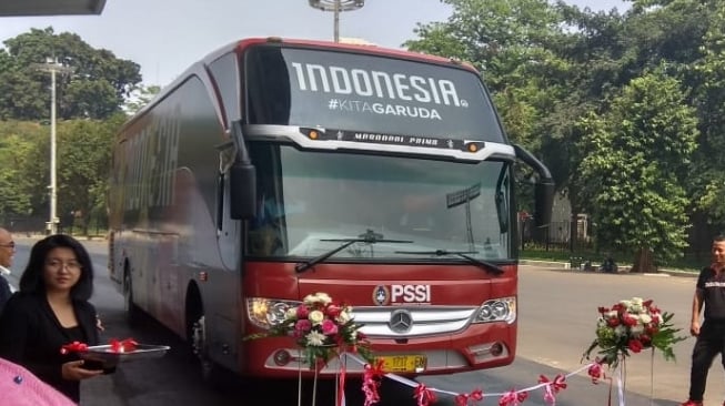 Bus baru Timnas Indonesia tersebut resmi diluncurkan di Stadion Utama Gelora Bung Karno, Minggu (22/7). (Suara.com/Arief Apriadi) 