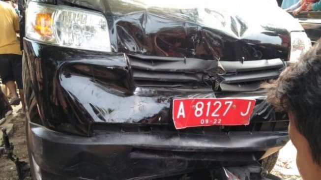 Mobil Plat Merah Tabrak Beruntun 6 Motor dan Gerobak Pecel Ayam