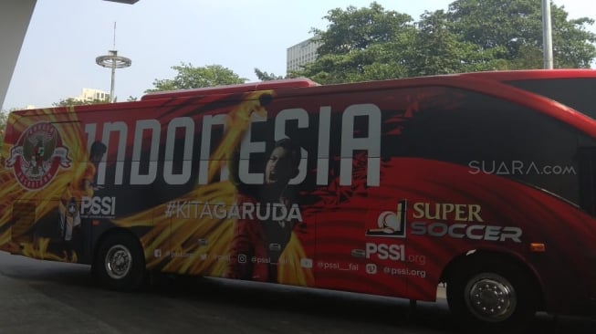 Bus baru Timnas Indonesia tersebut resmi diluncurkan di Stadion Utama Gelora Bung Karno, Minggu (22/7). (Suara.com/Arief Apriadi) 