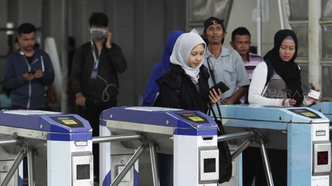 Penumpang memasuki peron di Stasiun Bogor, Kota Bogor, Jawa Barat, Senin (23/7). PT Kereta Commuter Indonesia (KCI) menyatakan transaksi tiket KRL di 79 stasiun mulai Senin (23/7) untuk sementara menggunakan tiket kertas seharga Rp3.000, sebagai bentuk mitigasi untuk kelancaran mobilitas pengguna KRL selama proses pembaharuan dan pemeliharaan sistem tiket elektronik. [suara.com/Muhaimin A Untung]