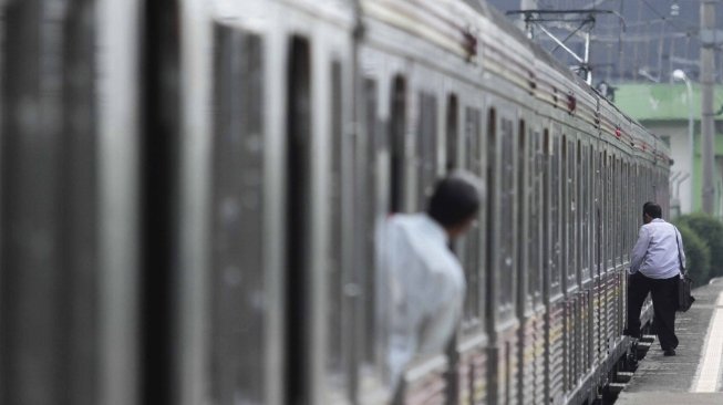 Penumpang masuk ke dalam gerbong di Stasiun Bogor, Kota Bogor, Jawa Barat, Senin (23/7). PT Kereta Commuter Indonesia (KCI) menyatakan transaksi tiket KRL di 79 stasiun mulai Senin (23/7) untuk sementara menggunakan tiket kertas seharga Rp3.000, sebagai bentuk mitigasi untuk kelancaran mobilitas pengguna KRL selama proses pembaharuan dan pemeliharaan sistem tiket elektronik. [suara.com/Muhaimin A Untung]