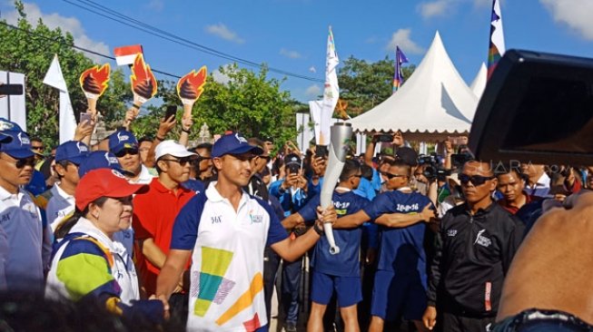 Insiden Unik saat Hamish Daud Bawa Obor Asian Games 2018 ke Laut