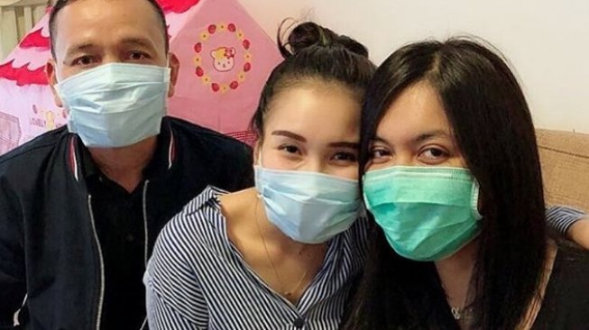 Ayu Ting Ting saat menjenguk putri Denada [Instagram/denadaindonesia]