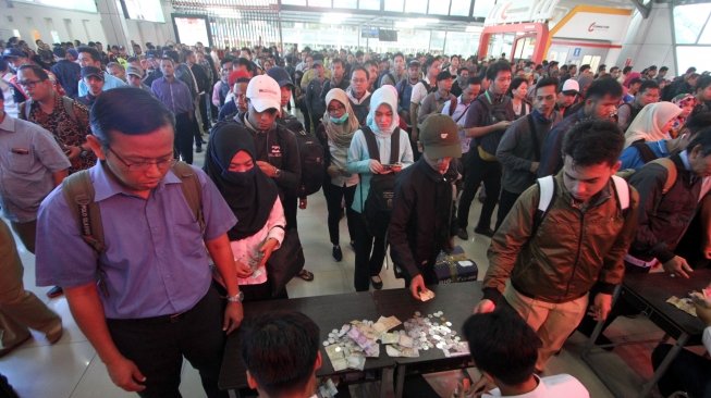 Petugas station mengecek tiket penumpang di Stasiun Bogor, Kota Bogor, Jawa Barat, Senin (23/7). (Antara)