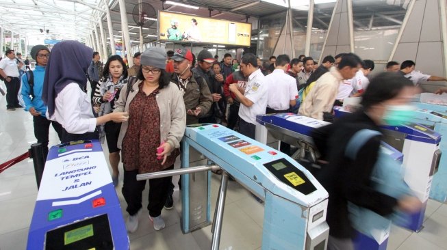 Petugas station mengecek tiket penumpang di Stasiun Bogor, Kota Bogor, Jawa Barat, Senin (23/7). PT Kereta Commuter Indonesia (KCI) menyatakan transaksi tiket KRL di 79 stasiun mulai Senin (23/7) untuk sementara menggunakan tiket kertas seharga Rp3.000, sebagai bentuk mitigasi untuk kelancaran mobilitas pengguna KRL selama proses pembaharuan dan pemeliharaan sistem tiket elektronik. ANTARA FOTO/Yulius Satria Wijaya/foc/18.