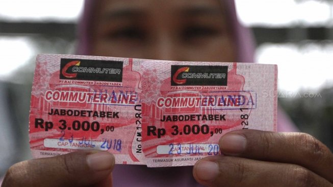 Penumpang menunjukan tiket kertas di Stasiun Bogor, Kota Bogor, Jawa Barat, Senin (23/7). PT Kereta Commuter Indonesia (KCI) menyatakan transaksi tiket KRL di 79 stasiun mulai Senin (23/7) untuk sementara menggunakan tiket kertas seharga Rp3.000, sebagai bentuk mitigasi untuk kelancaran mobilitas pengguna KRL selama proses pembaharuan dan pemeliharaan sistem tiket elektronik. [Suara.com/Muhaimin A Untung]