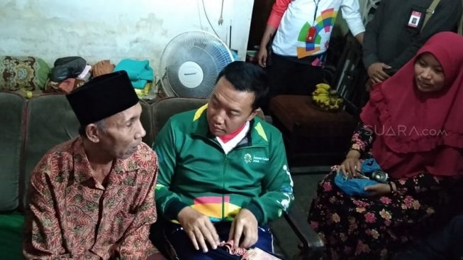 Menpora Suapi Mantan Atlet Paralimpian yang Terlantar