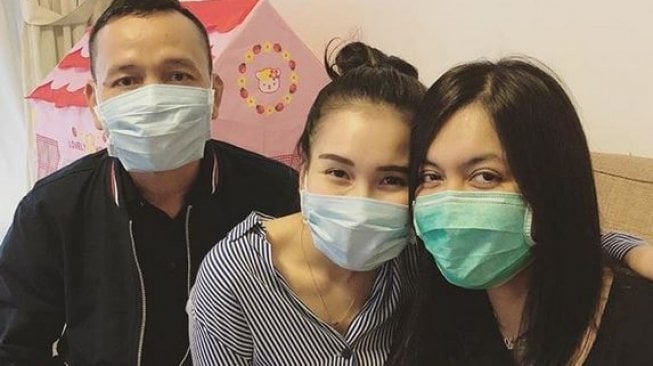 Ayu Ting Ting bersama ayahnya, saat menjenguk putri Denada, Shakira Aurum. (Instagram)