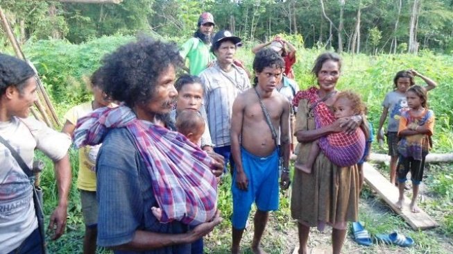 Warga suku Mausu Ane yang tinggal di pedalaman hutan Pulau Seram tepatnya di Gunung Morkelle Kecamatan Seram Utara Kobi Kabupaten Maluku Tengah (Malteng). (Foto: Terasmaluku.com/Istimewa)